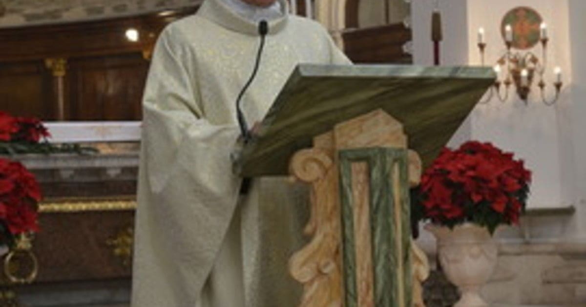 Anziano sacerdote arrestato per molestie sessuali