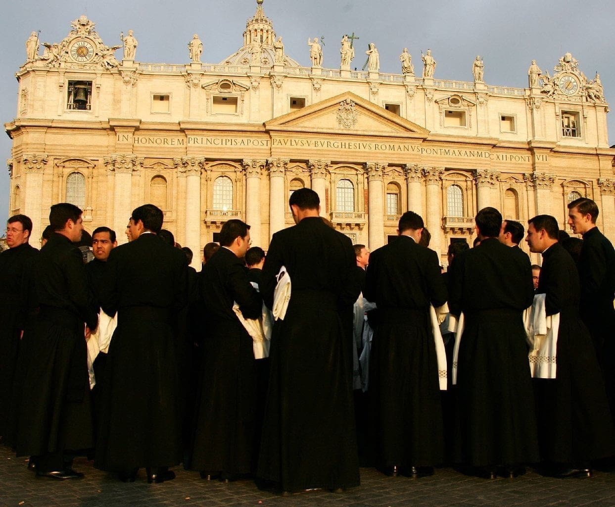 Prete pedofilo estradato in Arizona Ma svanisce nel nulla a Roma