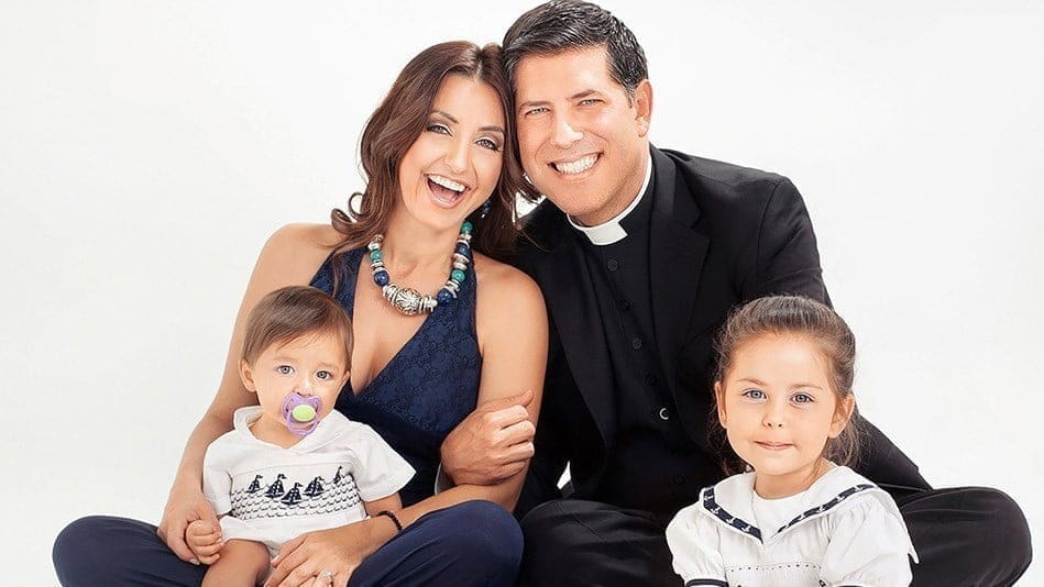 Padre Alberto Cutie è un personaggio televisivo conosciutissimo nella televisione latina per la sua trasmissione “Cambia la tua vita con Padre Alberto”