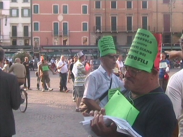 Manifestazione contro la pedofilia dei preti e dei vescovi cattolici: in piazza gli ex allievi dell’Isituto Provolo di Verona