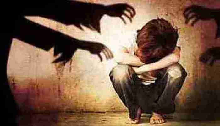 Parroco affida una bimba a un pedofilo