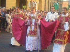 Il vescovo lo difende: “Accuse inverosimili”