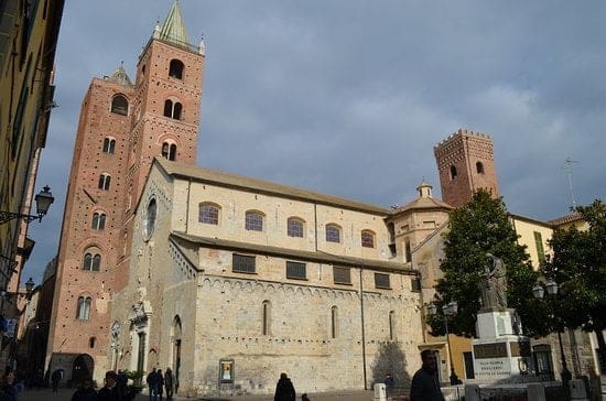 La Curia attacca i magistrati e se la prende con la bambina. Il prete è innocente. Parola del vescovo e dei suoi parrocchiani.