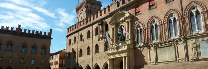 Prete pedofilo, sit in sotto la curia di Bologna
