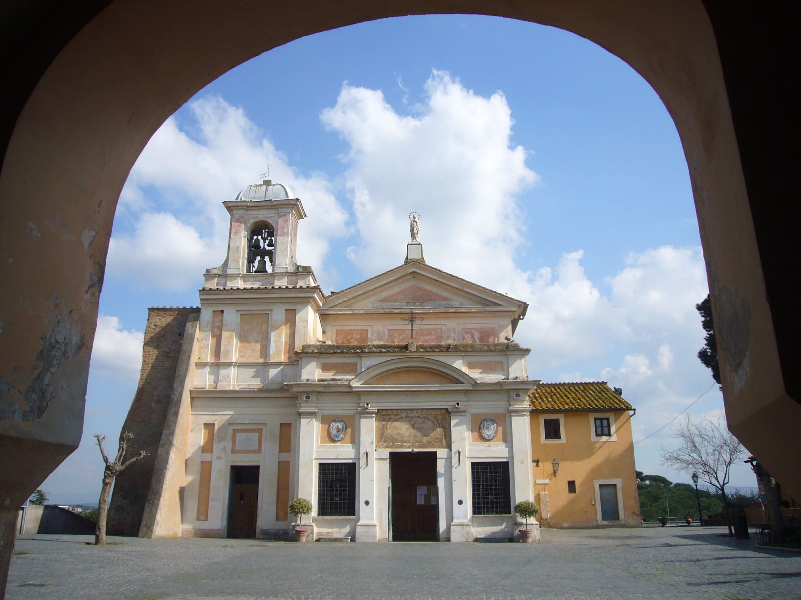 Divino Amore, nascondiglio dei preti pedofili. Viaggio nella clinica dove curano i preti orchi