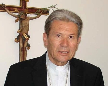 Pedofilia, il vescovo di Bolzano apre sul celibato dei preti: “Non è un dogma”
