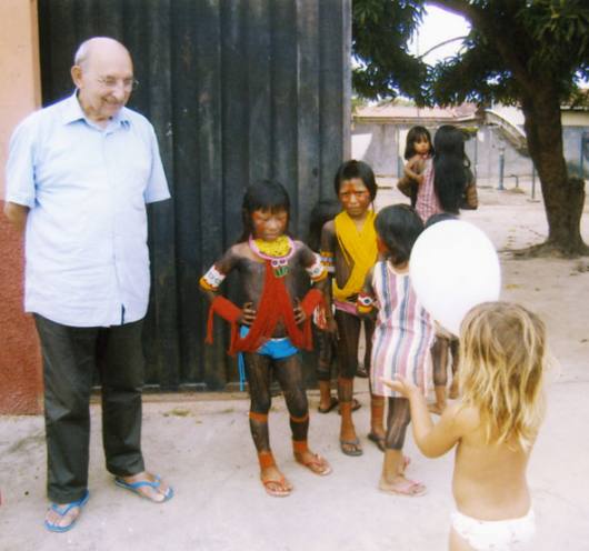 don mario pezzotti con i bambini 1 1