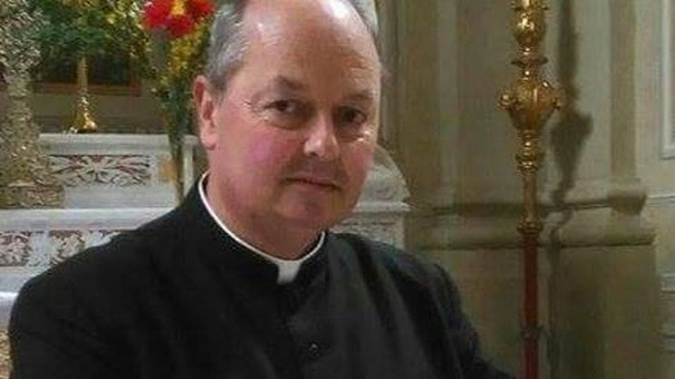 Scritte antipedofili sulla chiesa di Casiacco