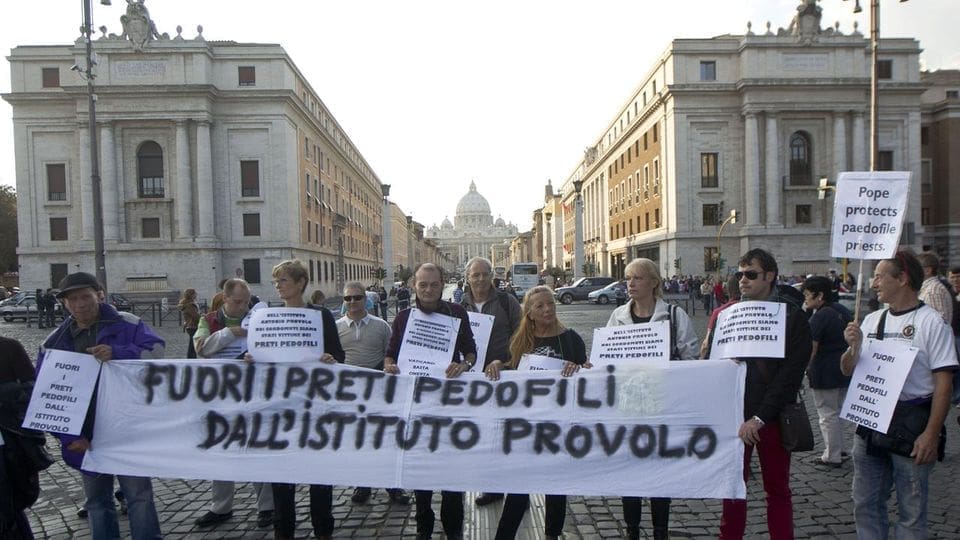 VI IT ART 9470 PEDOFILI 01