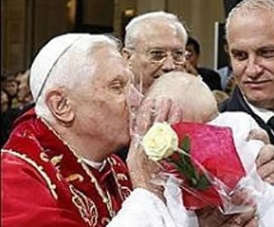 Vittime di abusi sessuali denunciano il Papa e il Vaticano al Tribunale dell’Aja
