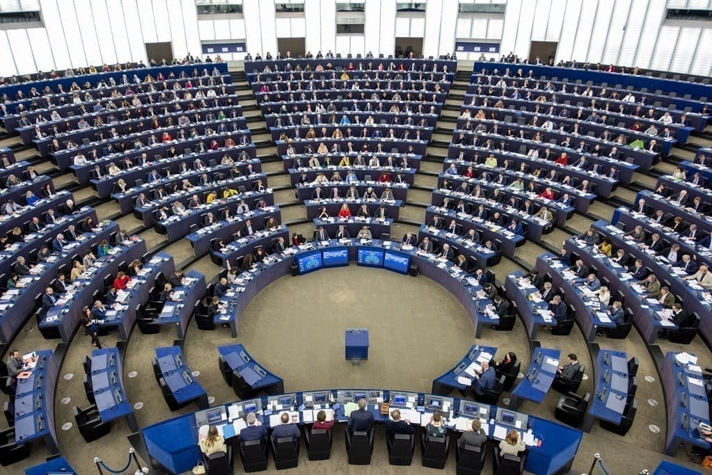 Pedofilia. Le direttive farsa del Parlamento Europeo. Il Vaticano ringrazia, Pene più severe ma niente sul problema maggiore: la prescrizione