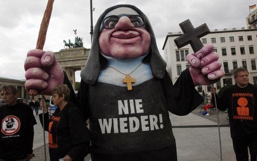 Germania. Prete pedofilo confessa 280 abusi: “Bimbi erano daccordo”, Li portava a Disneyland e a messa per violentarli