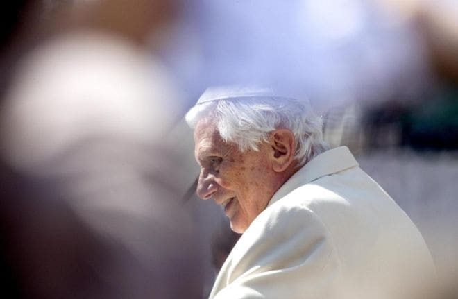 Pedofilia: dagli Usa consegnata denuncia a Benedetto XVI, Ma non finirà mai in galera: ha l’immunità