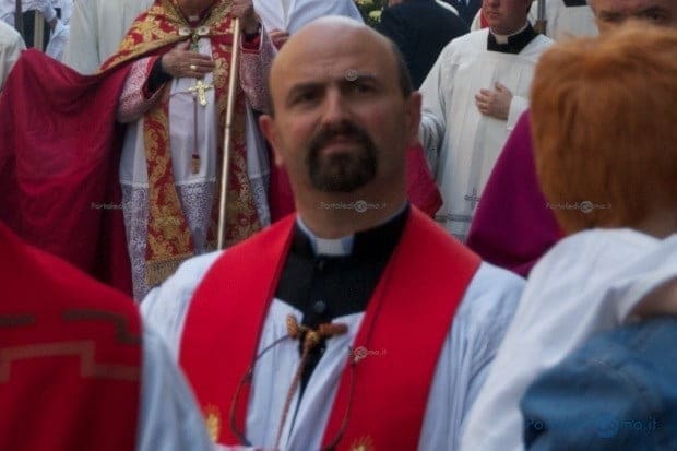 Abusi su minorenni Mangiacasale era una guida Nella condotta del sacerdote non ci fu abuso di autorità