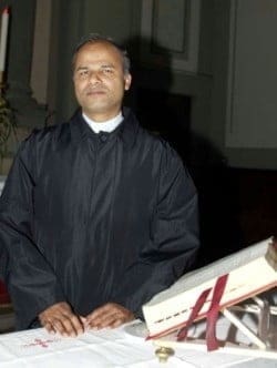 Abusò di una parrocchiana minorenne che rimase incinta di lui