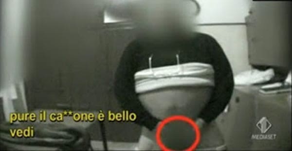 Monnezza sotto casa del prete infoiato che riceveva nel confessionale del Grande… Pisello.