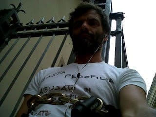 Continua da giorni la protesta di Alesandro, incatenato davanti al seminario di Bergamo.
