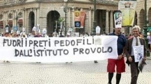 Corteo contro i preti pedofili: «Verità»