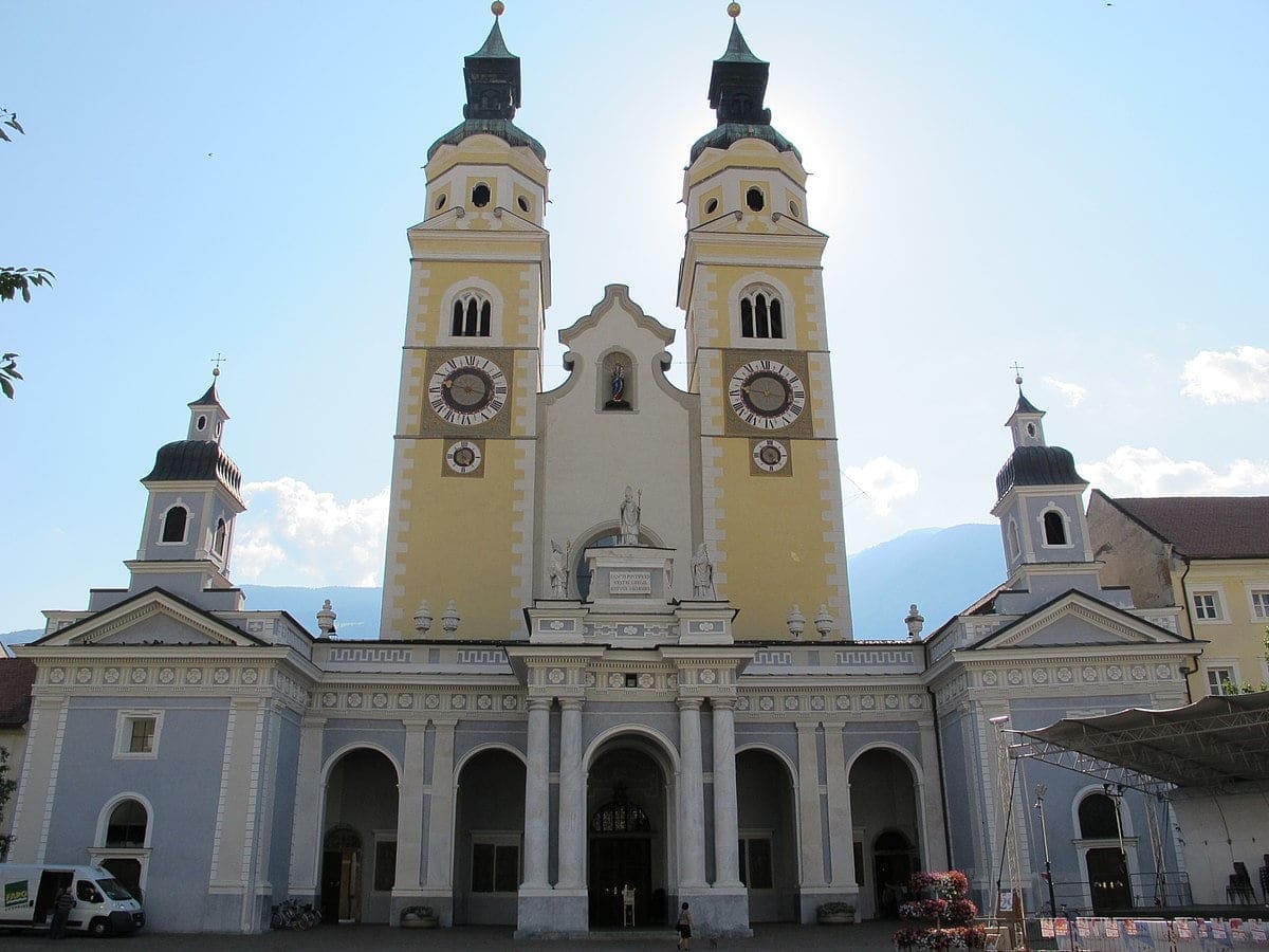 Diocesi Bolzano. Pedofilia e abusi, 54 denunce in 2 anni, 6 negli ultimi 2 mesi, Ma il vescovo non fa i nomi dei preti accusati
