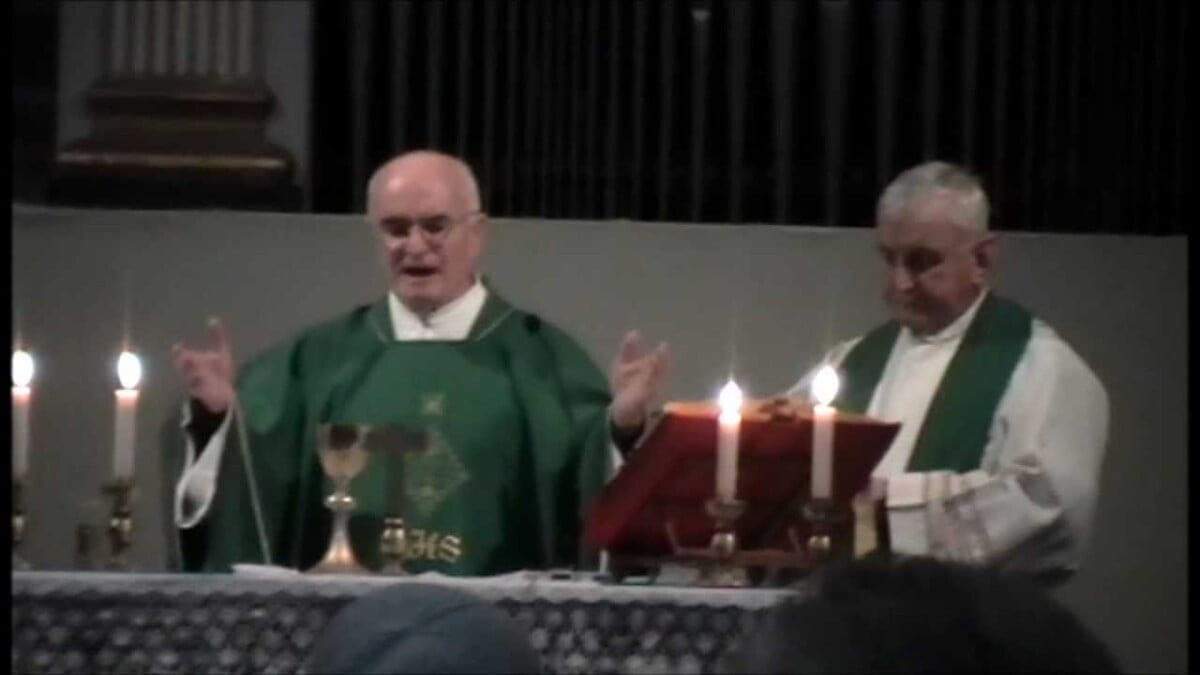 Condannato per abusi celebra messa in Italia (video)
