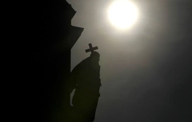 I vescovi bloccano le indagini sui preti pedofili