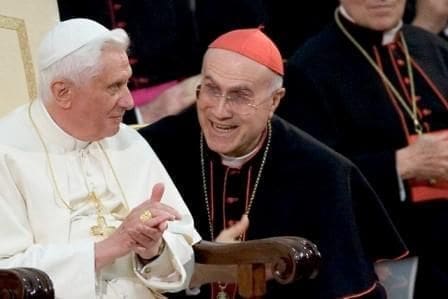 Pedofilia nel clero: Ratzinger rimane in Vaticano «così eviterà i processi»