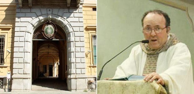 Catechismo affidato al prete che patteggiò per pedofilia: i genitori insorgono, rimosso