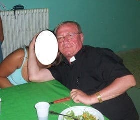 Alcuni parrocchiani scrivono al Papa e al Vescovo e accusano la vittima: “Lo fa solo per soldi”