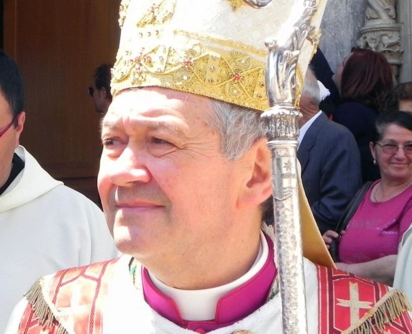 Il Vescovo: “La vittima mi ha informato, sono intervenuto per proteggerla. La sospensione è la prima cosa che ho fatto”