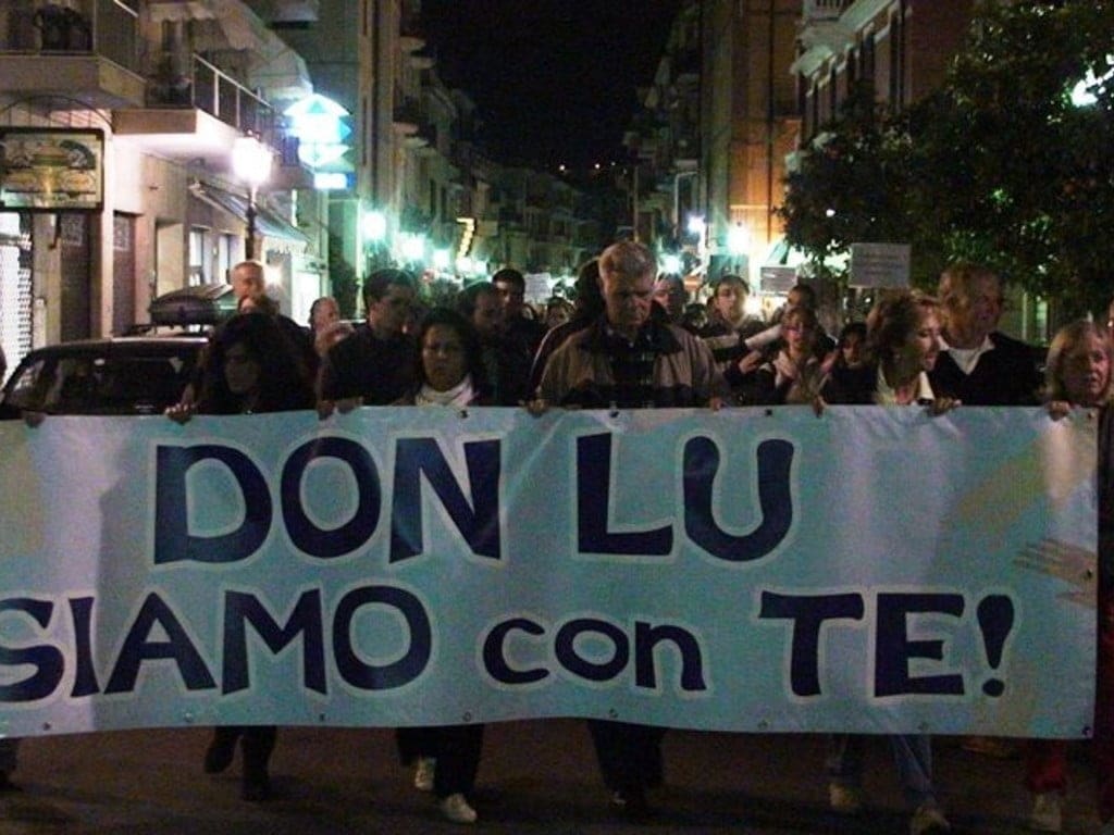 Fiaccolata per Don Massaferro, il prete pedofilo di Alassio condannato in terzo grado.