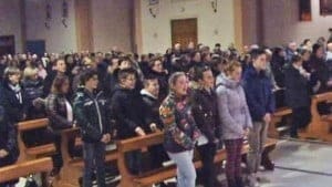 Il paese si schiera con il suo parroco