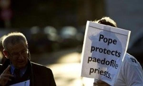Sacerdote accusato di pedofilia: «Se torno negli Usa mi uccidono»