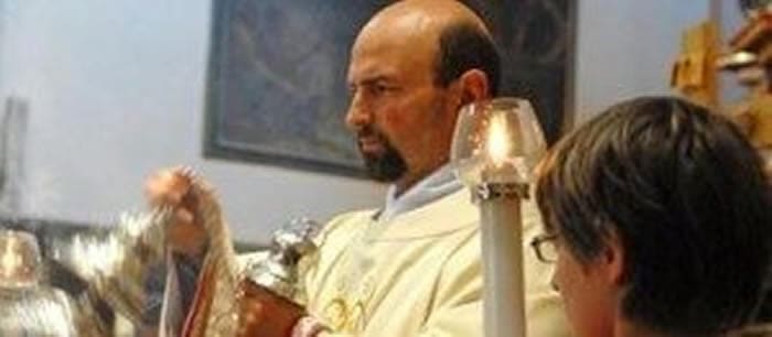 Il vicario difende il prete pedofilo cacciato dal papa: ira del nuovo parroco