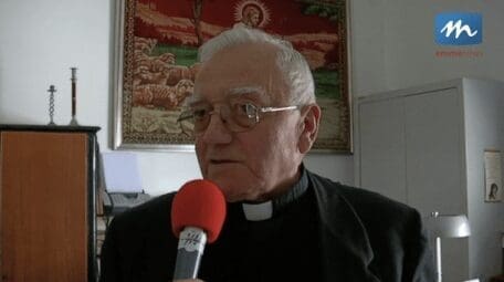 Diffamazione verso il prete pedofilo. Come se c’erano loro quando violentava i ragazzini. E invece di andare al tribunale vanno proprio dal vescovo che lo ha fatto “punire”