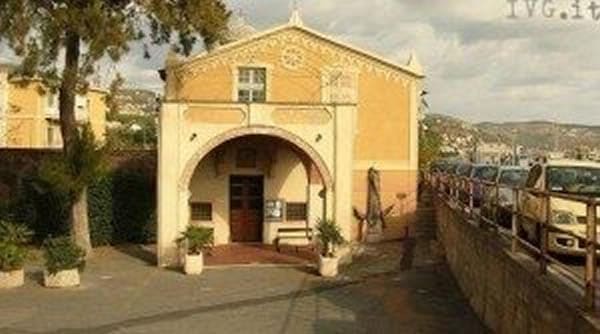 Loano (SV), Prete condannato per prostituzione minorile, ma i parrocchiani non lo vogliono: è rivolta