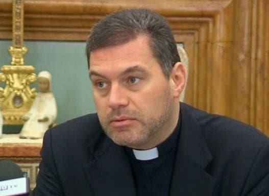 Fanno i complimenti ai PM per le indagini. Intanto però non l’hanno spretato