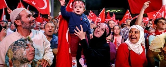Turchia, stretta sui diritti con Erdogan: amnistia di fatto per gli aguzzini delle spose-bambine e pedofilia ‘depenalizzata’