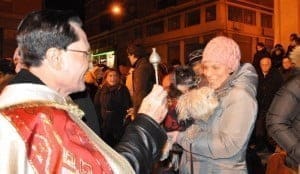 Don Giampiero presenta querela contro ignoti: “Mi hanno spaventato”. Nessuna traccia della troupe cacciata dalla chiesa di Santa Lucia