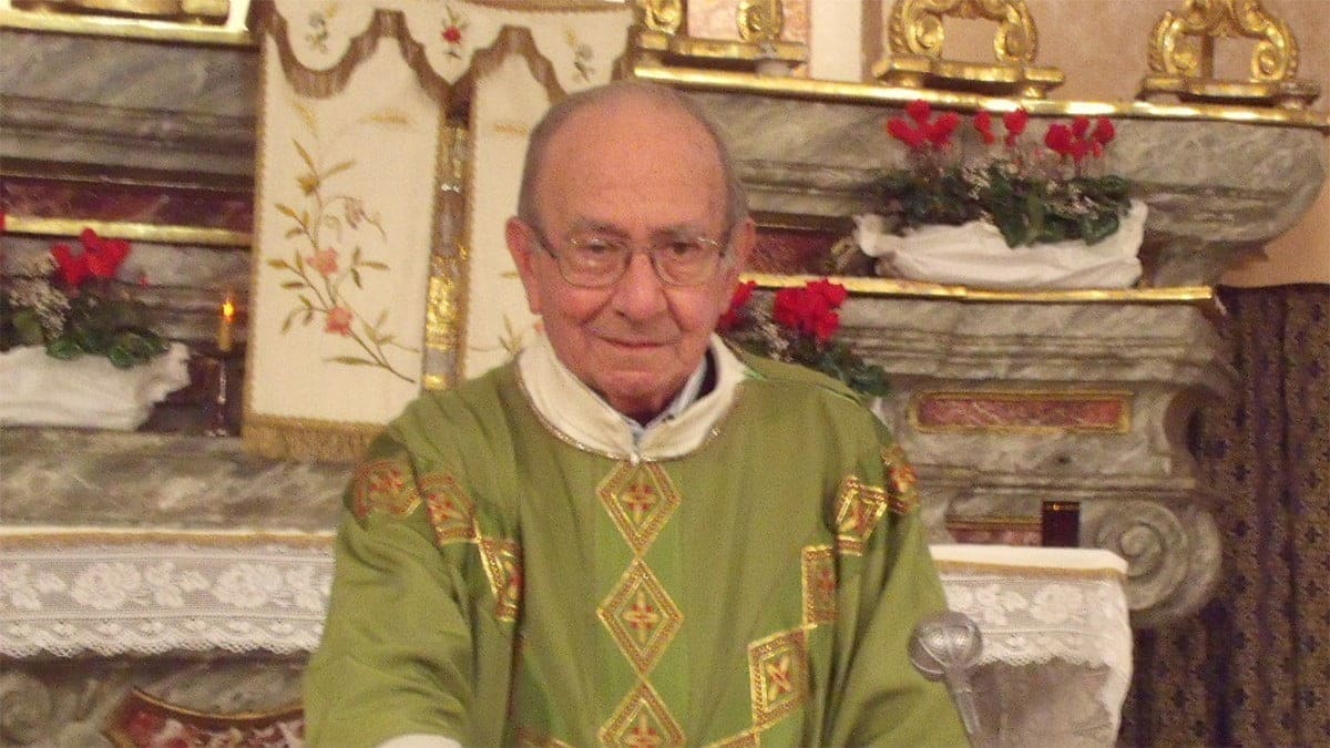 Don Luciano Michelotti, arrestato e condannato per pedopornografia, dice tranquillamente messa,