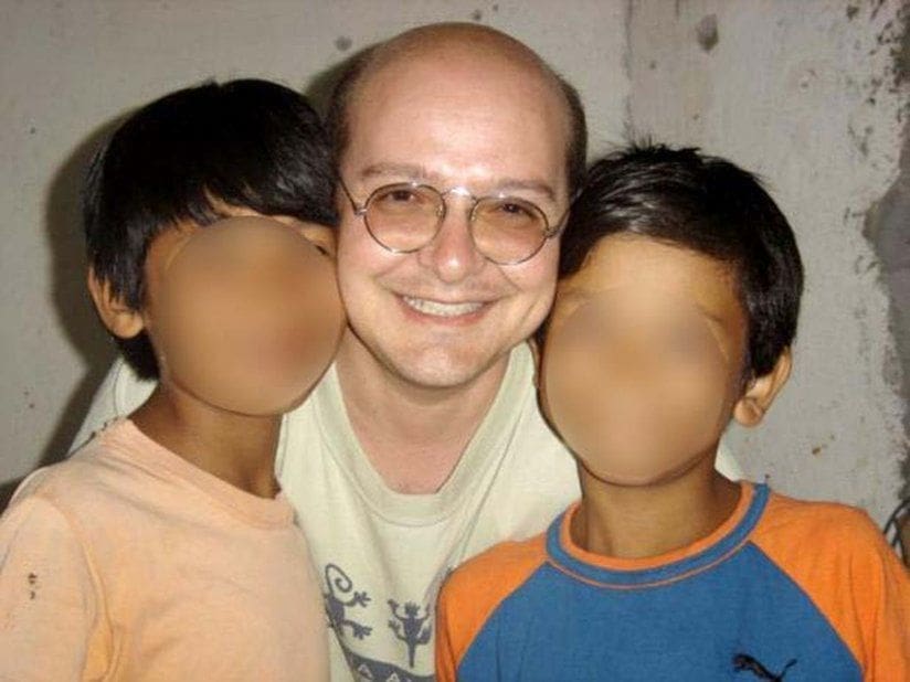 Roma, il parroco accusato di pedofilia resta ai domiciliari: lo choc in Vicariato