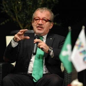 Prete pedofilo al convegno anti gay, Maroni prende le distanze: “Una presenza inopportuna”