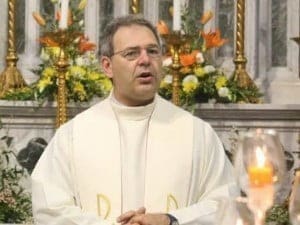 Arrestato prete pedofilo a Vercelli: adescava i minorenni su Facebook per portarli nella sua “stanza dei massaggi”