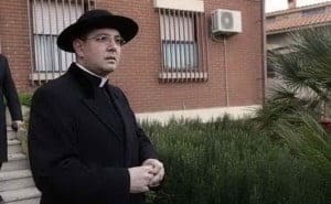 “Don Pascal ci drogava per spogliarci” Villamar, indagine sul parroco