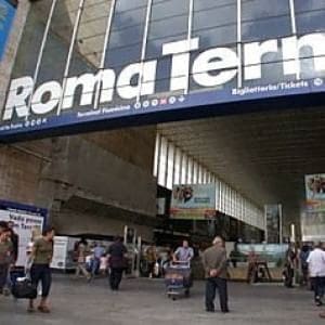 Roma, a Termini giro di prostituzione minorile, sesso vicino ai binari e nei bagni: arrestato parroco