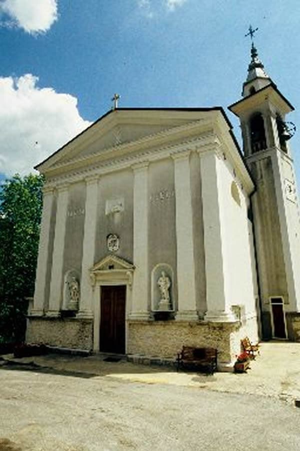 Prete toccava due sorelline mentre si confessavano