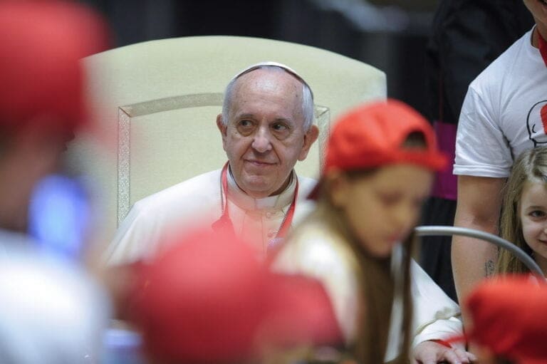Prete pedofilo ma celebra ancora la Messa: “Il Papa intervenga”