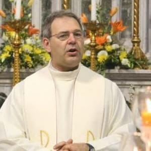 Vercelli, agli arresti domiciliari il prete pedofilo che adescava ragazzini all’oratorio