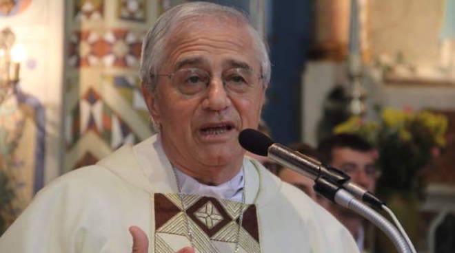 Abusi su minori, prete indagato. Parla il vescovo