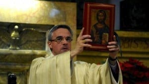 Sul prete finito in carcere l’ombra della pedofilia: è accusato di atti sessuali con fanciulli.