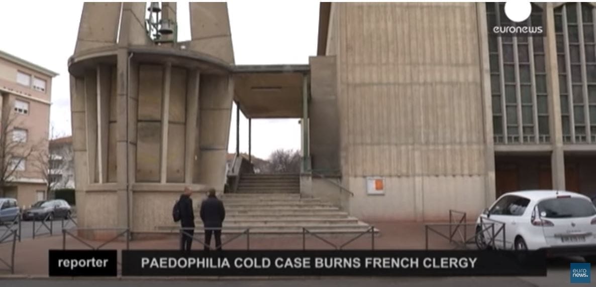 Francia, ex-scout contro il prete pedofilo rompono il silenzio dopo 25 anni
